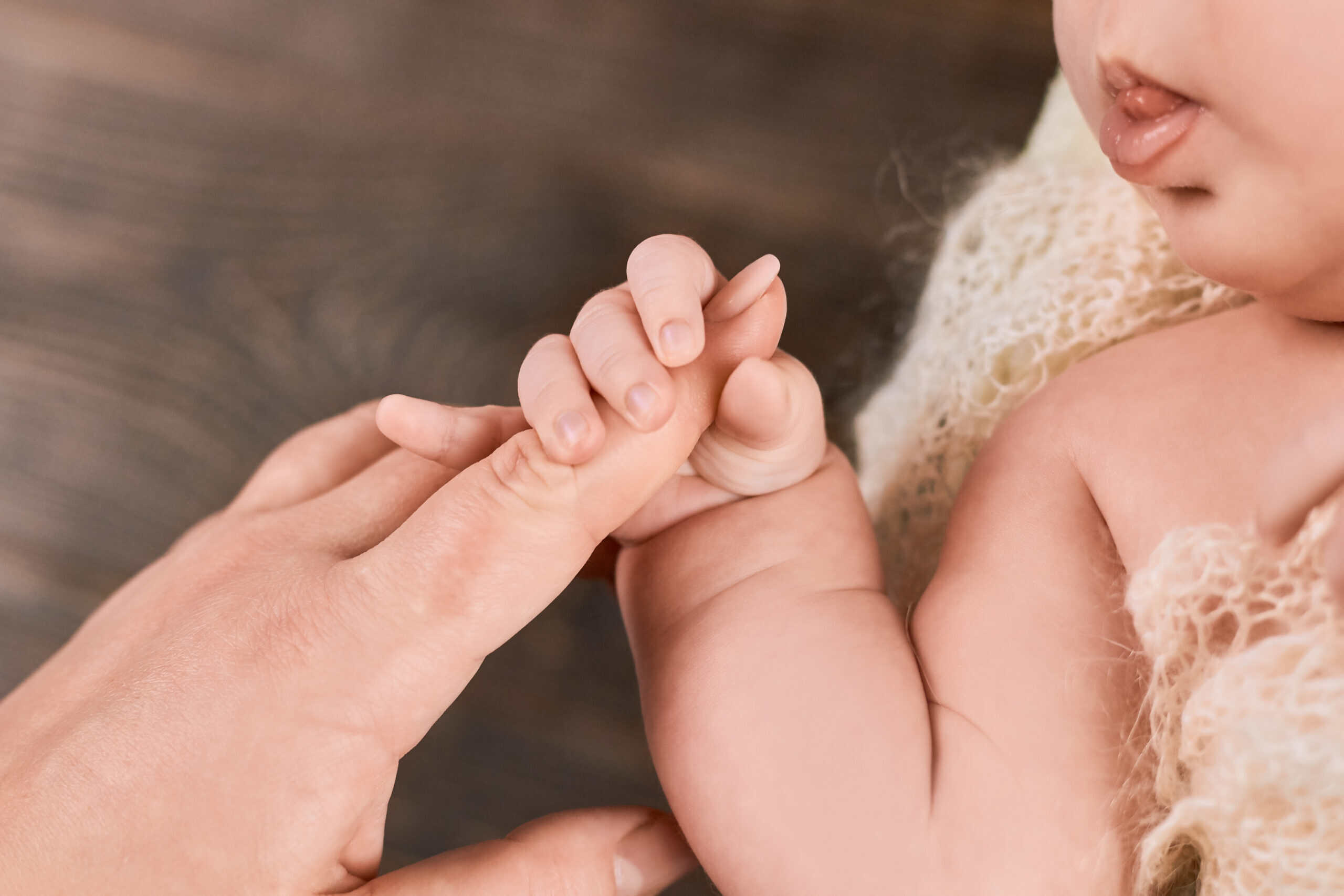 baby showing reflext with hand